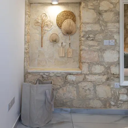 Phaedrus Living: Luxury Stone House Armou بيت للعطل *