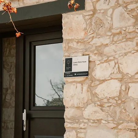 Phaedrus Living: Luxury Stone House Armou بيت للعطل